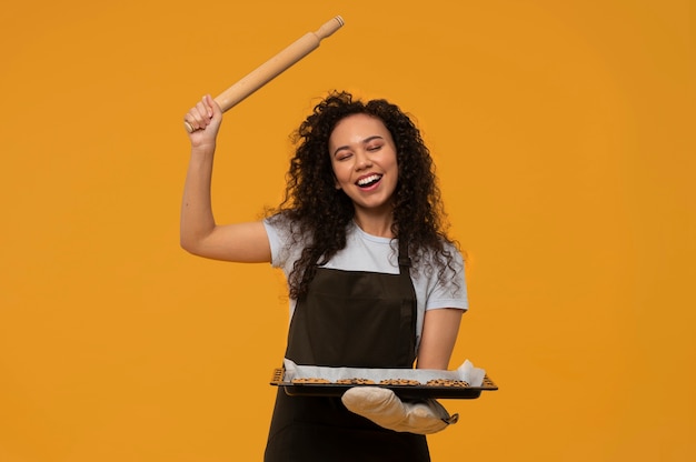 Gratis foto middellange shot vrouw met koekjes