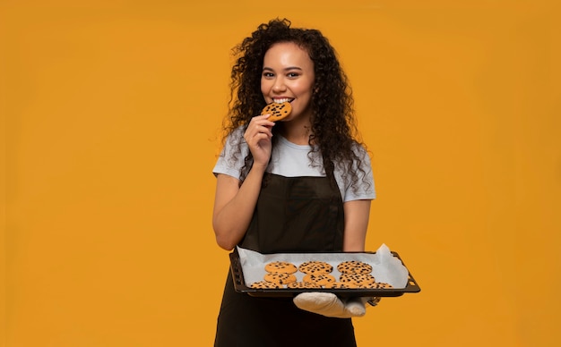 Gratis foto middellange shot vrouw met koekjes