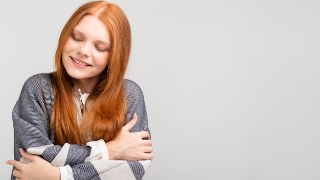 Gratis foto middellange shot vrouw met kopie-ruimte