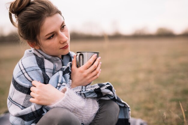 Gratis foto middellange shot vrouw met mok