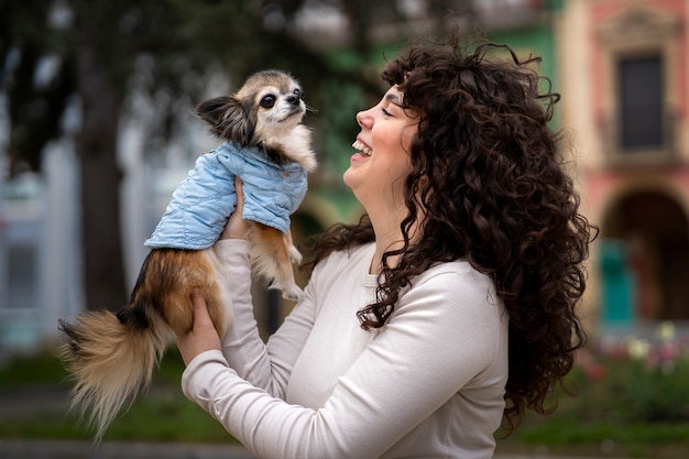 Gratis foto middellange shot vrouw met schattige chihuahua hond