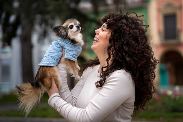 Middellange shot vrouw met schattige chihuahua hond