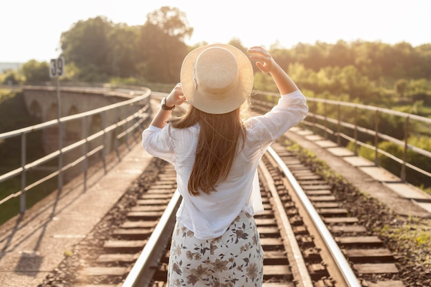 Middellange shot vrouw op rails