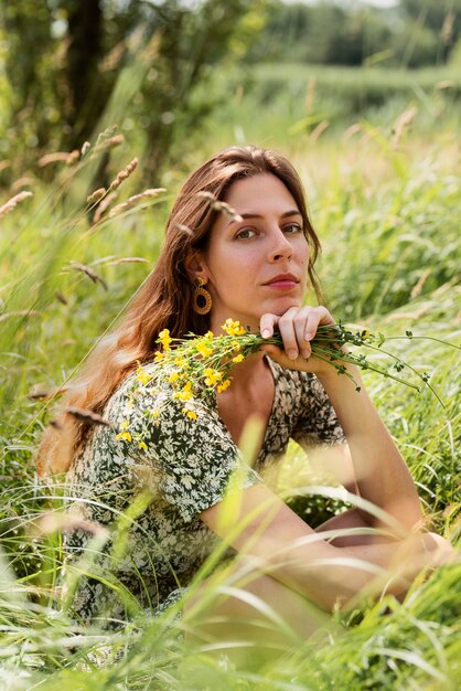 Middellange shot vrouw poseren in de natuur