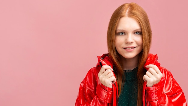 Middellange shot vrouw poseren met jas