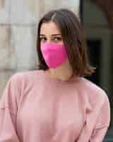 Gratis foto middellange shot vrouw poseren met masker