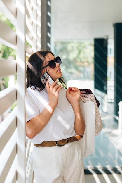 Gratis foto middellange shot vrouw praten aan de telefoon