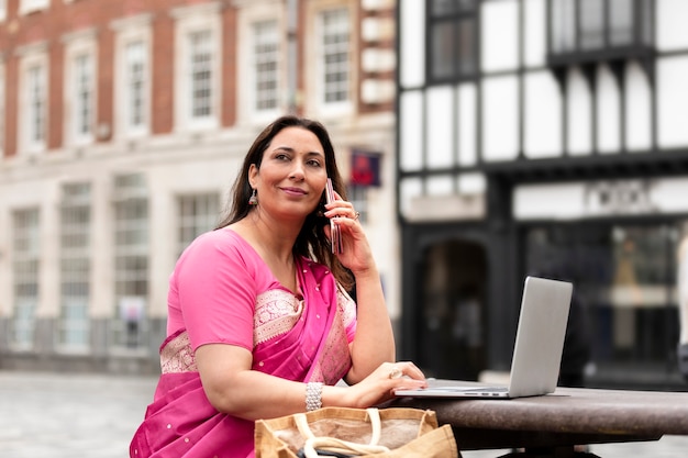 Middellange shot vrouw praten over telefoon