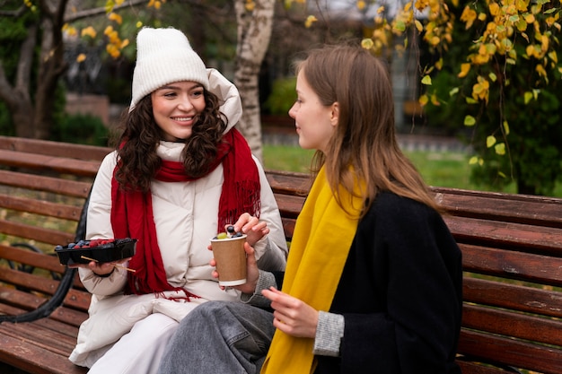 Gratis foto middellange shot vrouwen die op de bank zitten