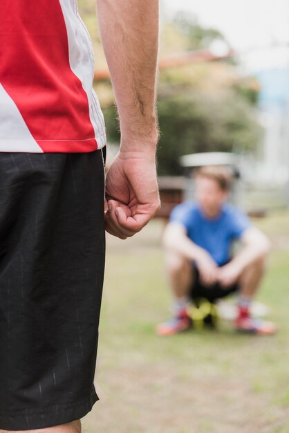 Midsection van een sportman die zich op grond bevindt