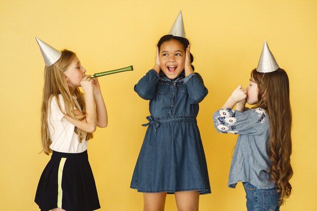 Mijn lieve kinderen verjaardag geïsoleerd op gele muur. kinderen houden van cake.