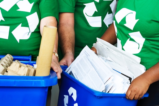 Gratis foto milieuactivisten recyclen voor wereldmilieudag