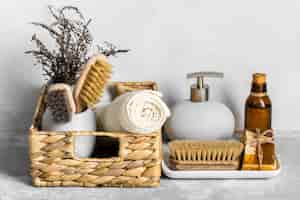 Gratis foto milieuvriendelijke schoonmaakproducten in een mand met zeep en borstels