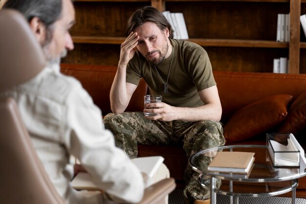 Militaire man die lijdt aan ptss met psycholoogsessie