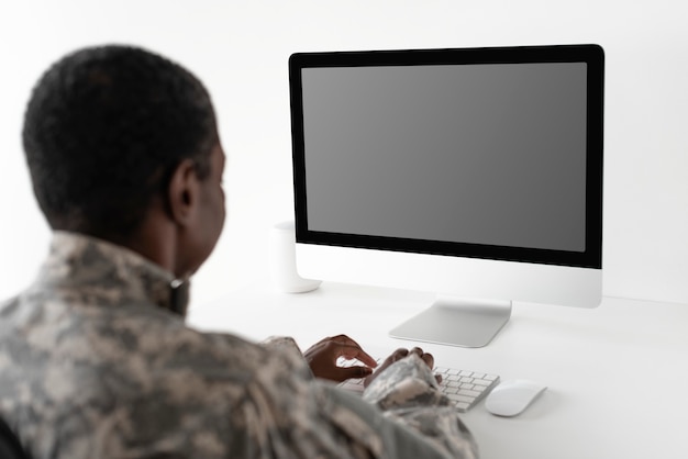 Militaire officier met behulp van computerdesktop