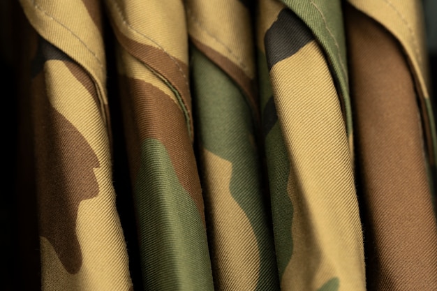 Militaire uniformen met camouflagetextuur