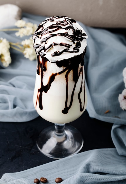 Gratis foto milkshake met slagroom en chocolade topping