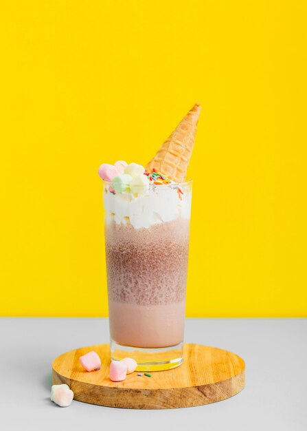 Gratis foto milkshakes van de close-up met roomijs