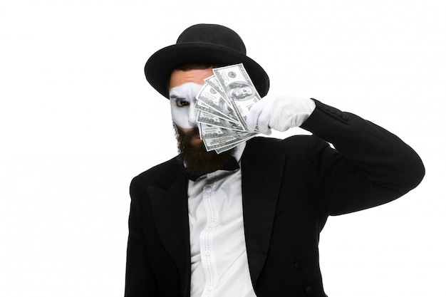 Gratis foto mime als zakenman die geld houdt