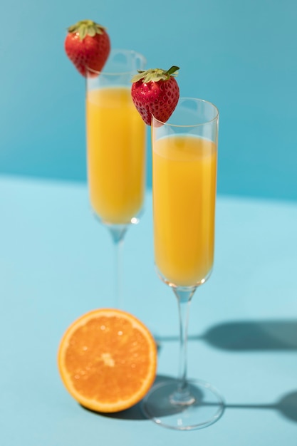 Gratis foto mimosa cocktail met aardbeien hoge hoek