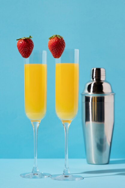 Mimosa-cocktail met blauwe achtergrond