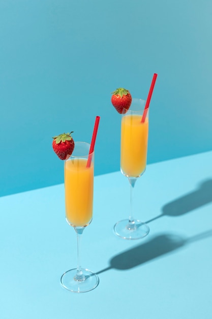 Mimosa cocktails met aardbeien arrangement