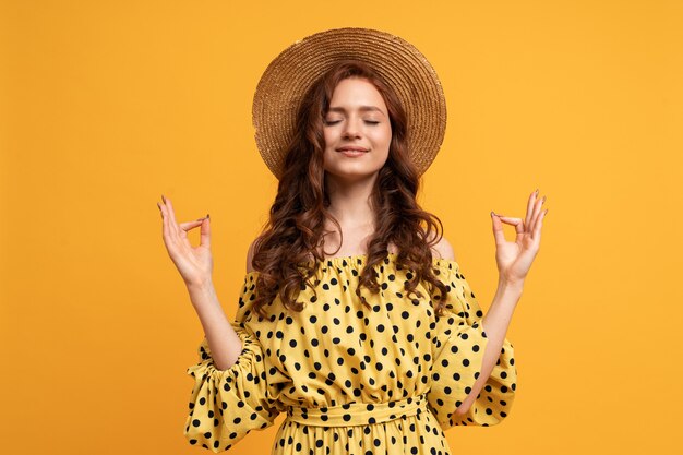 Mindful, vreedzame vrouw mediteert binnen, houdt handen in mudra-gebaar, heeft ogen dicht