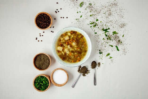 Minestrone soep op tafel