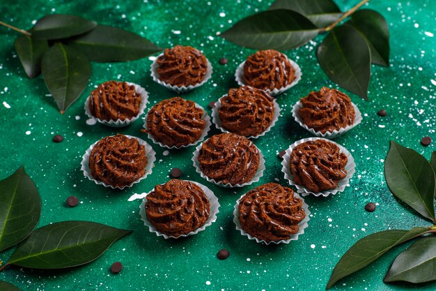 Mini cake truffels met chocoladedruppels en cacaopoeder