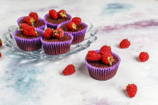 Mini chocolade sufle cupcakes met frambozen.