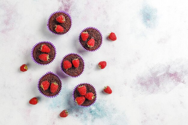 Gratis foto mini chocolade sufle cupcakes met frambozen.