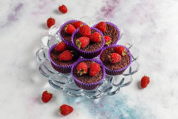 Mini chocoladesoufflé cupcakes met frambozen.