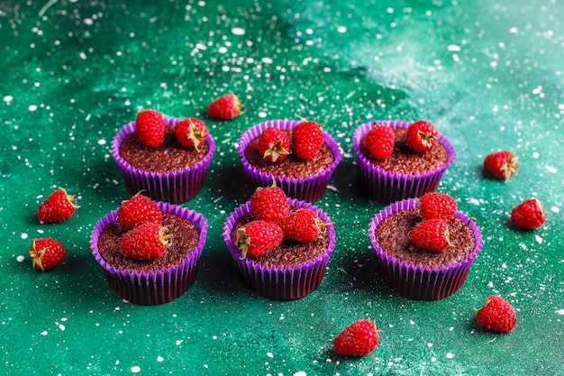 Mini chocoladesoufflé cupcakes met frambozen.