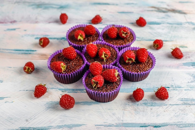 Mini chocoladesoufflé cupcakes met frambozen.