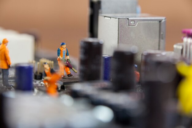 Miniatuur werknemers die op de chip van het moederbord