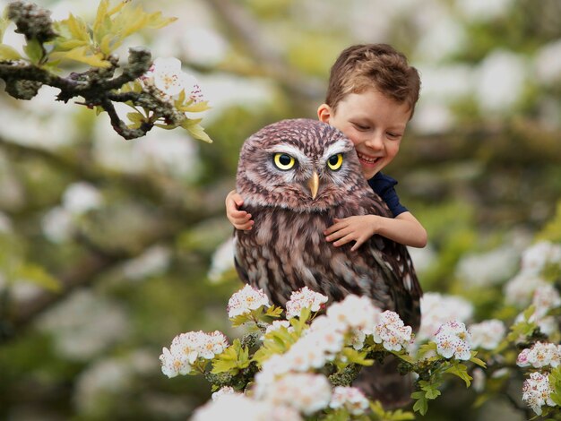 Miniatuuravontuur met jongen die uil knuffelt
