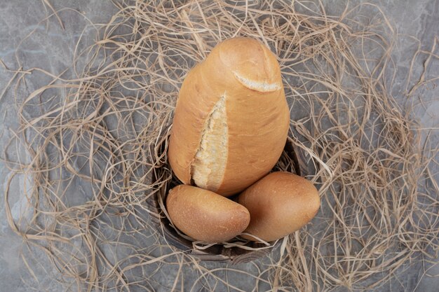 Minibroodje met stokbrood op marmeren ondergrond