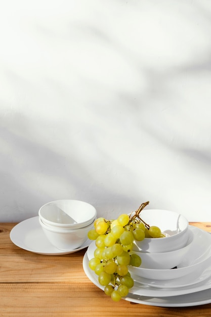 Minimale abstracte druiven en stapel platen