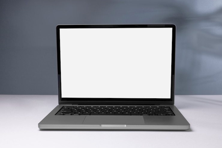 Gratis Foto minimale laptop op tafelstilleven
