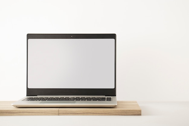Minimale weergave van laptop op houten bord