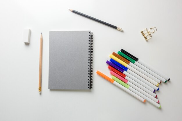 Minimale werkruimte - Creatieve platte lay-out van werkruimte bureau met schetsboek en houten potlood op kopie ruimte witte achtergrond. Bovenaanzicht, plat legfotografie.