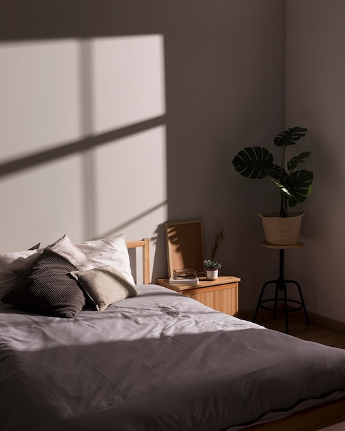 Gratis foto minimalistisch bed met kamerplant