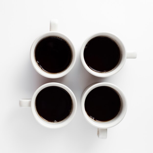 Minimalistisch design met mokken koffie