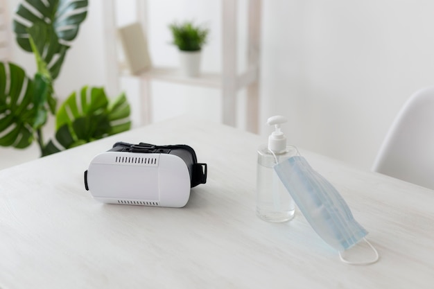 Minimalistisch kantoor met virtual reality-headset