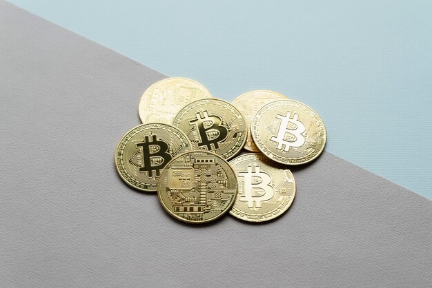 Minimalistisch stillevenarrangement met cryptocurrency