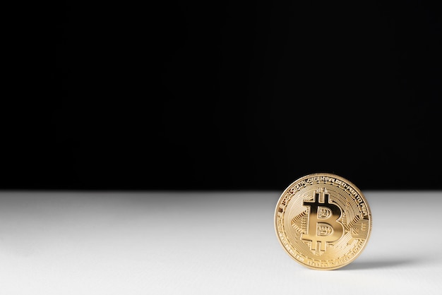 Minimalistisch stillevenarrangement met cryptocurrency