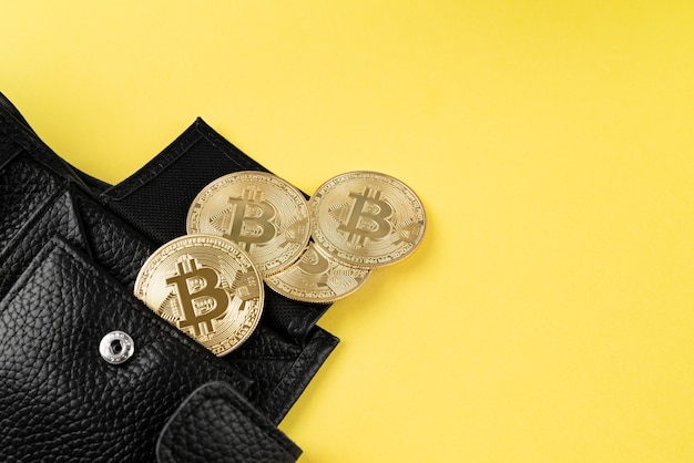 Gratis foto minimalistisch stillevenassortiment met cryptocurrency