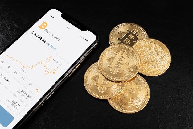 Minimalistisch stillevenassortiment met cryptocurrency