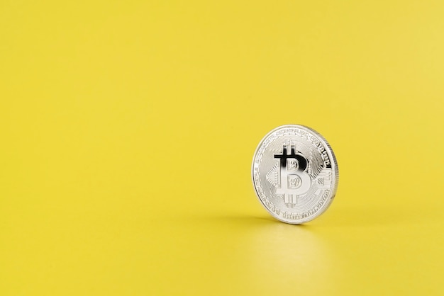 Minimalistisch stillevenassortiment met cryptocurrency