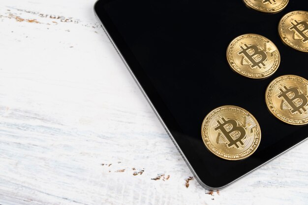 Minimalistisch stillevenassortiment met cryptocurrency